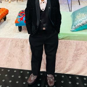 5 pice coat pent size 3 to 4 year old boy .